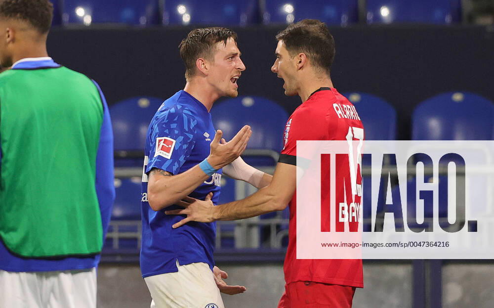 KW24 Fussball: 1. Bundesliga: Saison 19 20: 31. Spieltag: Bayer FC Schalke 04 - Bayer Leverkusen S04 Bastian Oczipka , Gestik , Geste , Bayer Lucas Alario , Rangelei , Rudelbildung , Rudel , Auseinandersetzung , Streit , nach unfairem Weiterspielen trotz geplanter Verletzungsunterbrechung Sport: Fussball: 1. Bundesliga: Saison 19 20: .14.06.2020 31. Spieltag: FC Schalke 04 - Bayer Leverkusen Foto: Ralf Ibing firosportphoto POOL Nur für journalistische Zwecke! Only for editorial use! Stadt Gelsenkirchen Veltins-Arena Bundesland NRW Deutschland