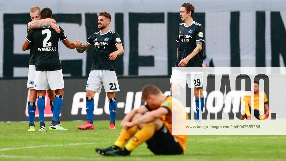 Fussball 2.Bundesliga, Dynamo Dresden - Hamburger SV, v.l. HSV Jubel ueber den Sieg, Jubel nach Spielende; Dresden enttaeuscht, schaut enttaeuscht, niedergeschlagen, disappointed Dresden