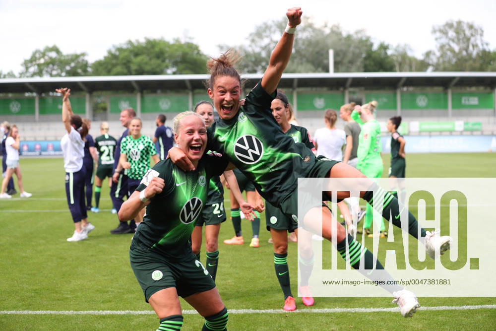 KW25 Wolfsburg vs Freiburg, BL Frauen Wolfsburg, Deutschland 17.06.2020, FUßBALL - VfL Wolfsburg vs SC Freiburg, Flyeralarm Frauen Bundesliga, Saison 2019 20. Schlussjubel, VfL Wolfsburg Frauen ist vorzeitig Deutscher Meister 2020. Svenja Huth (VfL Wolfsburg), Sara Doorsoun (VfL Wolfsburg) Wolfsburg