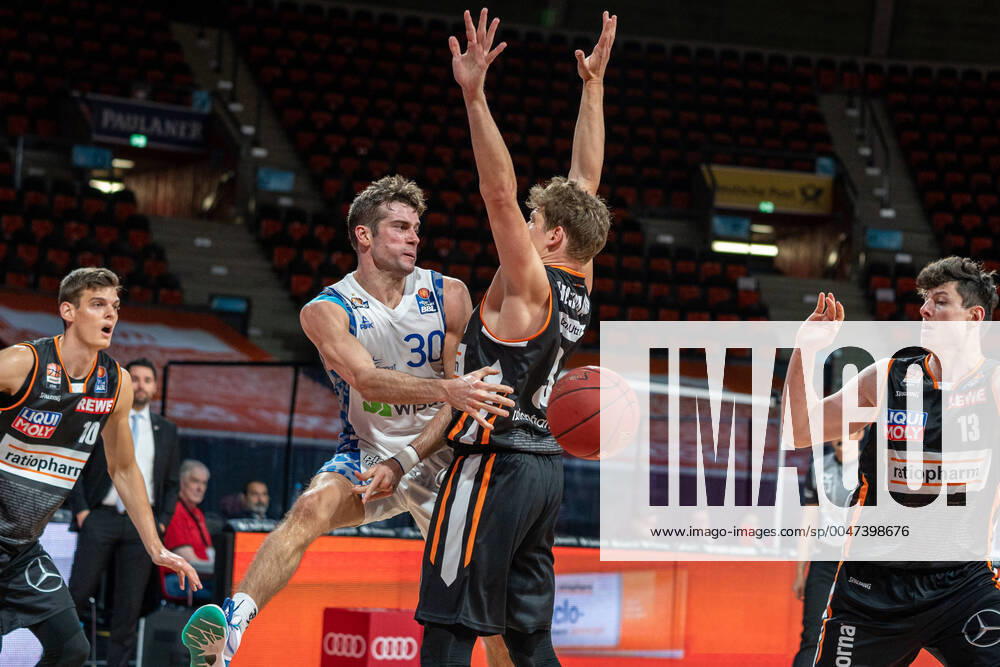 Basketball easyCredit Final-Turnier Basketball München 19.06.2020 Saison 2019 2020 easyCredit BBL Final-Turnier 2020 Viertelfinale Spiel 2 ratiopharm Ulm - FRAPORT Skyliners Joe Rahon (Frankfurt, No.30) Patrick Heckmann (Ulm, No. 33) München Audi-Dome Deutschland