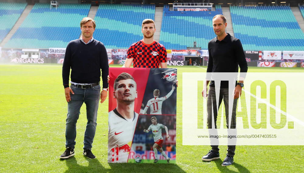 KW25 RB Leipzig - Dortmund 20.06.2020 Leipzig, 20.06.2020, Red Bull Arena, Fussball, Bundesliga, 33.Spieltag , RB Leipzig vs. BVB Borussia Dortmund , Im Bild; Verabschiedung von Timo Werner (11, RB Leipzig). v.l.; Sportdirektor Markus Krösche Kroesche (RB Leipzig), Werner und Oliver Mintzlaff (RB Leipzig Vorstandsvorsitzender). , DFL regulations prohibit any use of photographs as image sequences and or quasi-video. Foto: PICTURE POINT Roger Petzsche Pool , Nur für journalistische Zwecke! Only for editorial use! Leipzig Sachsen Germany