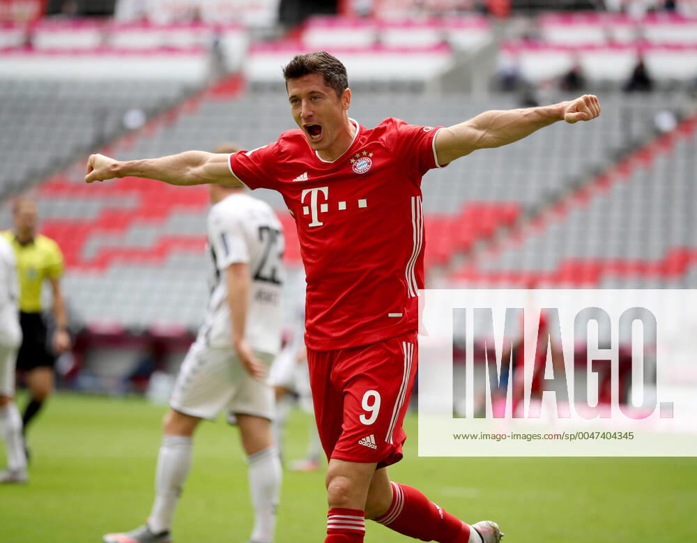 KW25 1. Fussball Bundesliga FC Bayern München - SC Freiburg Saison 2019 2020 Jubel des Torschützen Robert Lewandowski 9 von FC Bayern Muenchen nach dem 2:0 1. Fussball Bundesliga FC Bayern München - SC Freiburg Saison 2019 2020 Foto : Stefan Matzke sampics Pool via Chai von nder Laage Nur für journalistische Zwecke ! Only for editorial use ! DFL regulations prohibit any use of photographs as image sequences and or quasi-video München Bayern Deutschland