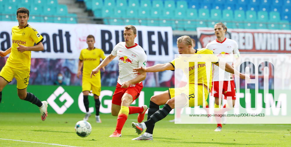 KW25 RB Leipzig - Dortmund 20.06.2020 Leipzig, 20.06.2020, Red Bull Arena, Fussball, Bundesliga, 33.Spieltag , RB Leipzig vs. BVB Borussia Dortmund , Im Bild; Tor für Dortmund. Erling Haaland (17, Dortmund) trifft zum 0:1. Links; Lukas Klostermann (16, RB Leipzig). , DFL regulations prohibit any use of photographs as image sequences and or quasi-video. Foto: PICTURE POINT Roger Petzsche Pool , Nur für journalistische Zwecke! Only for editorial use! Leipzig Sachsen Germany