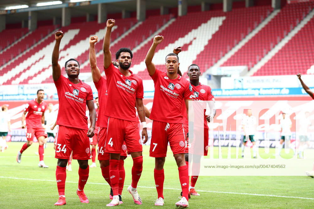KW25 1. FSV Mainz 05 vs SV Werder Bremen 20.06.2020 Robin Quaison (FSV Mainz 05) bejubelt den Treffer zum 1:0 mit Jeremiah St. Juste (FSV Mainz 05), Ridle Baku (FSV Mainz 05) und Moussa Niakhate (FSV Mainz 05) mit dem Gruss gegen Rassismus, Fussball: 1. Bundesliga:: nphgm001: Saison 19 20: 33. Spieltag: 1. FSV Mainz 05 vs SV Werder Bremen 20.06.2020 Foto: Neis Eibner Pool via gumzmedia nordphoto DFB regulations prohibit any use of photographs as image sequences and or quasi-video. Editorial Use ONLY National and International News Agencies OUT DFL REGULATIONS PROHIBIT ANY USE OF PHOTOGRAPHS AS IMAGE SEQUENCES AND OR QUASI VIDEO NATIONAL AND INTERNATIONAL NEWS AGENCIES OUT Mainz Opel Arena Rheinland Pfalz Deutschland
