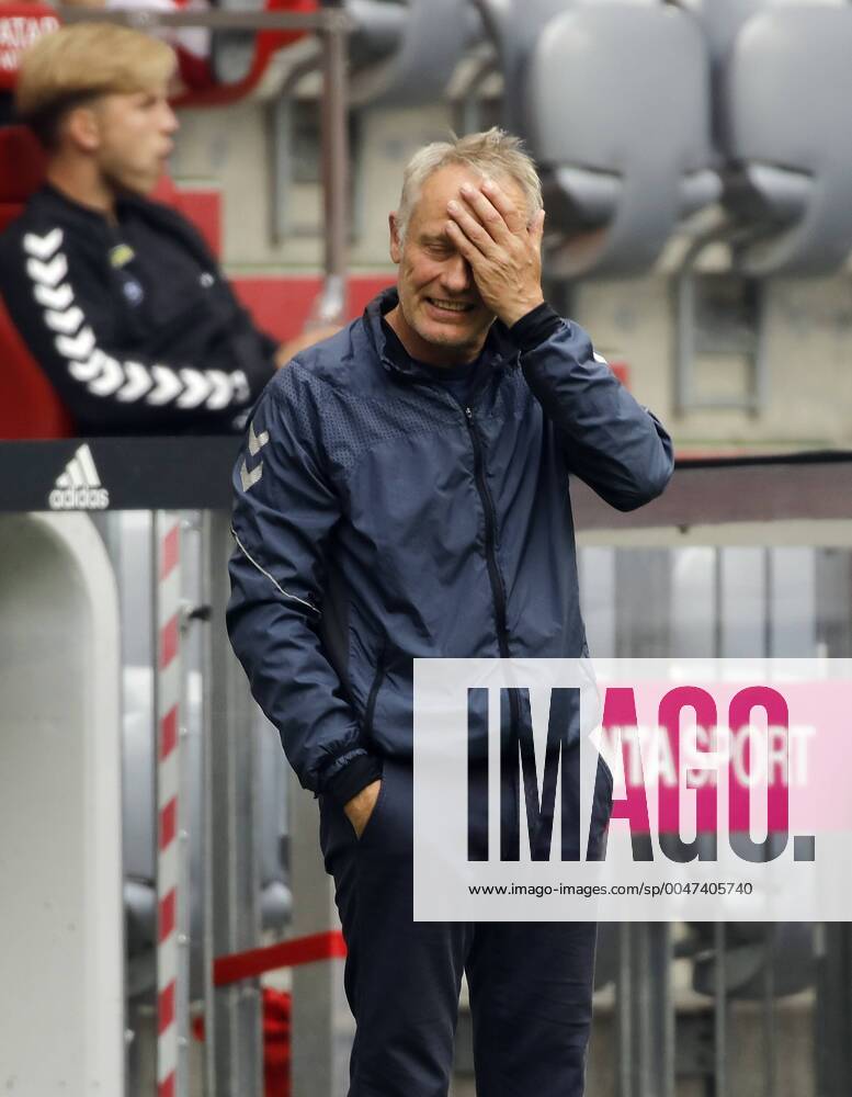 KW25 Trainer Christain Streich Fussball 1.Bundesliga FC BAYERN MUENCHEN - SC FREIBURG Muenchen, Deutschland, 20 . Juni 2020, , FC BAYERN MUENCHEN - SC FREIBURG , 1.Bundesliga, Saison 2019 2020, 33.Spieltag, Foto: Hans Rauchensteiner Pool Abdruck honorarpflichtig, Copyright by Foto RAUCHENSTEINER, , Important: DFL REGULATIONS PROHIBIT ANY USE OF PHOTOGRAPHS as IMAGE SEQUENCES and or QUASI-VIDEO - National and international News-Agencies OUT Editorial Use ONLY Muenchen Allianz Arena Bayern Deutschland