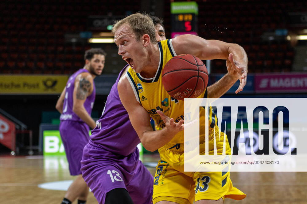 KW25 Basketball easyCredit BBL Final-Turnier Basketball München 20.06.2020 Saison 2019 2020 easyCredit BBL Final-Turnier 2020 Viertelfinale Spiel 2 Alba Berlin - BG Göttingen Luke Sikma (Alba Berlin, No.43) Mihajlo Andric (Göttingen, No.13) München Audi-Dome Deutschland