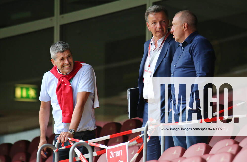 Fussball 3.Liga, 1.FC Kaiserslautern - KFC Uerdingen, v.l. stellvertretender Aufsichtsratsvorsitzender Dr. Markus Merk (1.FC Kaiserslautern), Aufsichtsratsvorsitzender Rainer Keßler (1.FC Kaiserslautern) und Aufsichtsratsmitglied Martin Wagner Kaiserslautern