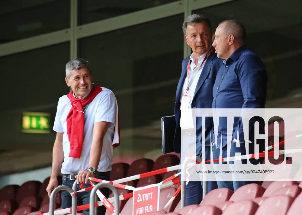 Fussball 3.Liga, 1.FC Kaiserslautern - KFC Uerdingen, v.l. stellvertretender Aufsichtsratsvorsitzender Dr. Markus Merk (1.FC Kaiserslautern), Aufsichtsratsvorsitzender Rainer Keßler (1.FC Kaiserslautern) und Aufsichtsratsmitglied Martin Wagner Kaiserslautern
