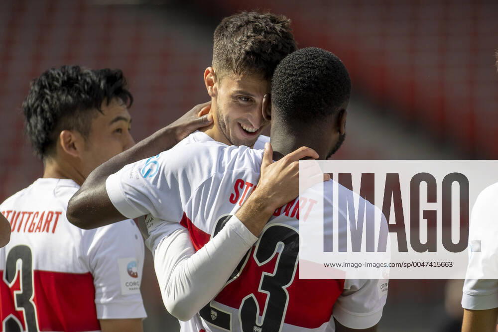 KW25 Deutschland, Nuernberg, Max-Morlock-Stadion, 21.06.2020,, emonline, despor, deonline, 1. FC Nuernberg vs. VfB Stuttgart, Fussball, 2. Bundesliga Bild: v. li. Torschuetze Atakan Karazor (VFB Stuttgart) Jubel nach dem Tor zum 5:0, jubelnd, bejubelt, jubelt, jubeln, emotionen DFL REGULATIONS PROHIBIT ANY USE OF PHOTOGRAPHS AS IMAGE SEQUENCES AND OR QUASI-VIDEO.