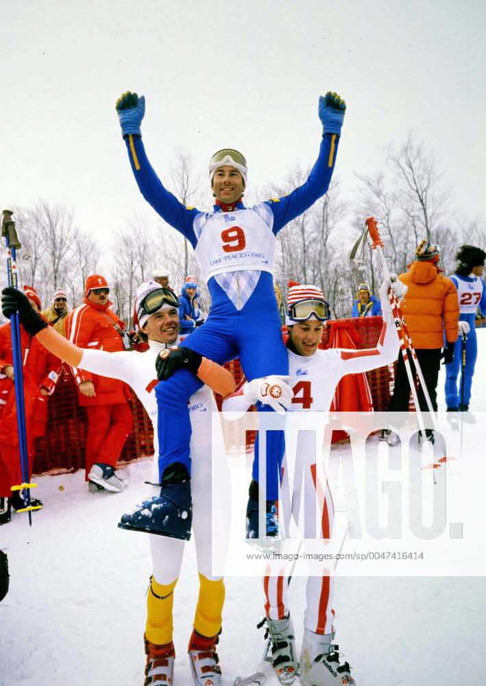 Slalom Herren Olymische Spiele 1980 in Lake Placid Ingemar Stenmark gewinnt seine zweite Goldmedaille in Lake Placid bei den Olympischen Spielen 1980, Andreas Wenzel und Hans Enn heben ihn auf ihre Schultern Lake Placid New York U S A White Face Mountain