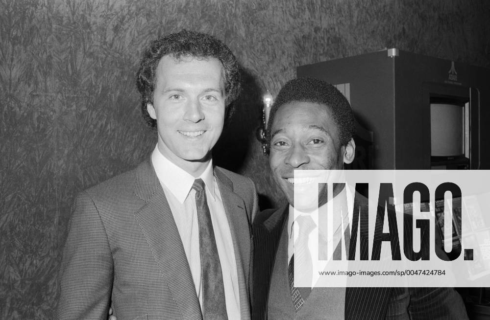 Pele Pele, brasilianischer Fußballspieler, mit Franz Beckenbauer in der Atari Deutschland Firmenzentrale in Hamburg, Deutschland 1981. Brazilian football player Pele with Franz Beckenbauer at Atari Headquarters at Hamburg, Germany 1981., Hamburg Hamburg Deutschland