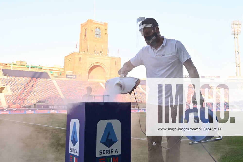 KW26 Photo Massimo Paolone LaPresse June 22, 2020 Bologna, Italy soccer Bologna vs Juventus - Italian Football Championship League A TIM 2019 2020 - stadio Renato Dall Ara stadium In the pic: field sanitation