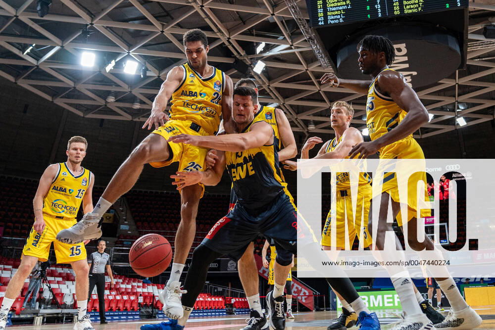 Basketball easyCredit Final-Turnier Basketball München 24.06.2020 Saison 2019 2020 easyCredit BBL Final-Turnier 2020 Halbfinale Spiel 2 ALBA Berlin - EWE Baskets Oldenburg Kenneth Ogbe (Alba Berlin, No.25) Filip Stanic, Oldenburg No. 65 München Audi-Dome Deutschland