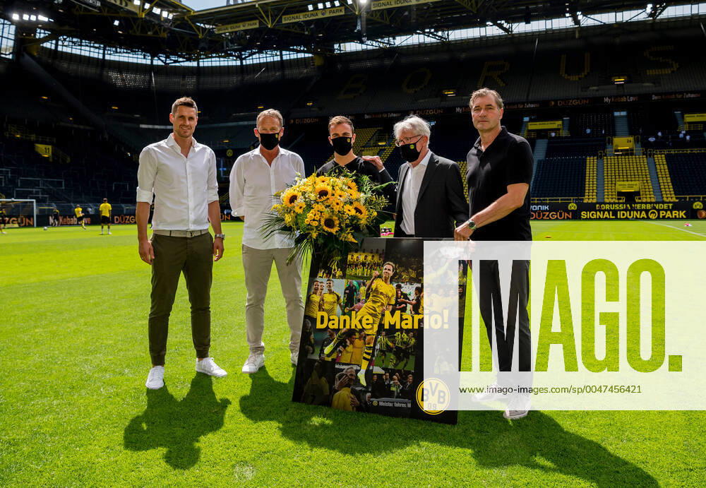 KW26 Fussball: 1. Bundesliga: Saison 2019 2020, 27.06.2020,34. Spieltag, BVB, Borussia Dortmund - TSG Hoffenheim Mario Goetze (BVB) mi., wird von Sebastian Kehl (BVB, Leiter der Lizenzspielerabteilung) . Vorsitzender der Geschaeftsfuehrung Hans-Joachim Watzke (BVB), Praesident Dr. Reinhard Rauball (BVB), und Michael Zorc (BVB Sportdirektor) verabschiedet , v.li., firo, Sport: Fussball: 1. Bundesliga: Saison 2019 2020, 27.06.2020,34. Spieltag, BVB, Borussia Dortmund - TSG Hoffenheim Foto: Alexandre Simoes POOL firo Sportphoto Stadt Dortmund Signal Iduna Park Bundesland NRW Deutschland