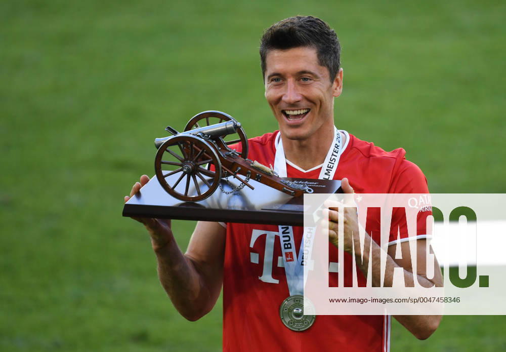 KW26 1.German Football League VFL WOLFSBURG - FC BAYERN MUENCHEN 0-4 Wolfsburg, Germany, 27 th June 2020, Winners ceremony after the match: Its the 30 th championship title for FCB. Robert LEWANDOWSKI, FCB 9 gets the top scorer cannon as the season s top scorer at the 1.Bundesliga match VFL WOLFSBURG - FC BAYERN MUENCHEN 0-4 in season 2019 2020 am matchday 34. FCB Foto: Frank Hoermann Sven Simon Pool via Peter Schatz - DFL REGULATIONS PROHIBIT ANY USE OF PHOTOGRAPHS as IMAGE SEQUENCES and or QUASI-VIDEO - National and international News-Agencies OUT Editorial Use ONLY Wolfsburg Volkswagen Arena Niedersachsen Germany