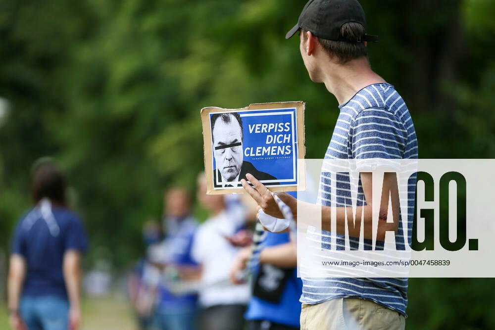 Fussball, Saison 2019 2020, Bundesliga, FC Schalke 04, Demonstration der Fans des FC Schalke 04 gegen den Aufsichtsratsvorsitzenden Clemens Tönnies auf dem Vereinsgelände. Gelsenkirchen Geschäftsstelle FC Schalke 04 NRW Deutschland. Foto: RHR-FOTO Pool