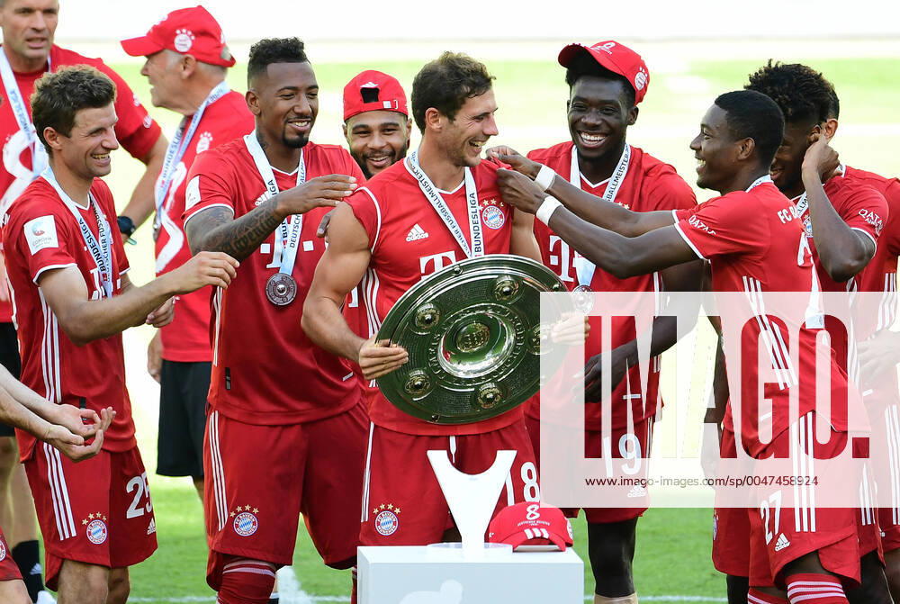 KW26 Fussball Deutscher Meister 2020, FC Bayern Muenchen v.l. Thomas Mueller, Jerome Boateng, Serge Gnabry, Leon Goretzka mit Meisterschale, Alphonso Davies, David Alaba, Kingsley Coman Wolfsburg, 27.06.2020, Fussball Bundesliga, VfL Wolfsburg - FC Bayern Muenchen 0:4 Wolfsburg DFL REGULATIONS PROHIBIT ANY USE OF PHOTOGRAPHS AS IMAGE SEQUENCES AND OR QUASI VIDEO