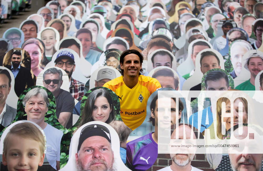 KW26 Borussia Moenchengladbach - Hertha BSC Berlin, 27.06.2020 Torwart Yann Sommer (Bor. Moenchengladbach) strahlend nach dem Spiel inmitten der Pappmaschees der Gladbacher Fans in der Nordkurve. 27.06.2020, Fussball, 1. Bundesliga, Saison 2019 20, 34. Spieltag, Borussia Moenchengladbach - Hertha BSC Berlin, DFL REGULATIONS PROHIBIT ANY USE OF PHOTOGRAPHS AS IMAGE SEQUENCES AND OR QUASI VIDEO Foto: MORITZ MUELLER POOL Only for Editorial use Moenchengladbach NRW Deutschland