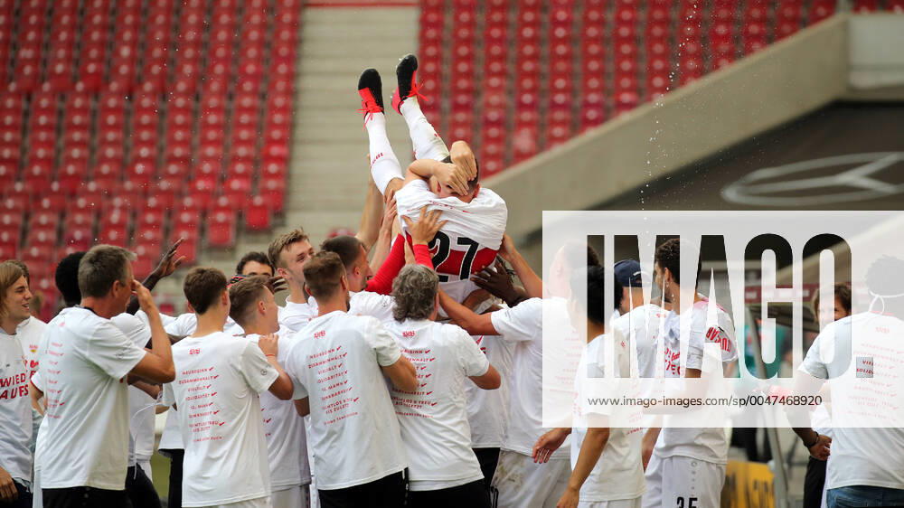 KW26 VfB Stuttgart - SV Darmstadt 98 VfB Stuttgart feiern den Abschied von Mario Gomez (VfB Stuttgart) Deutschland, Stuttgart, 28.06.2020, Fussball, 2. Bundesliga, Saison 2019 2020, 34. Spieltag, VfB Stuttgart - SV Darmstadt DFL DFB REGULATIONS PROHIBIT ANY USE OF PHOTOGRAPHS AS IMAGE SEQUENCES AND OR QUASI-VIDEO Foto: Pressefoto Rudel Robin Rudel Pool Pressefoto Rudel; Stuttgart Baden-Württemberg Deutschland