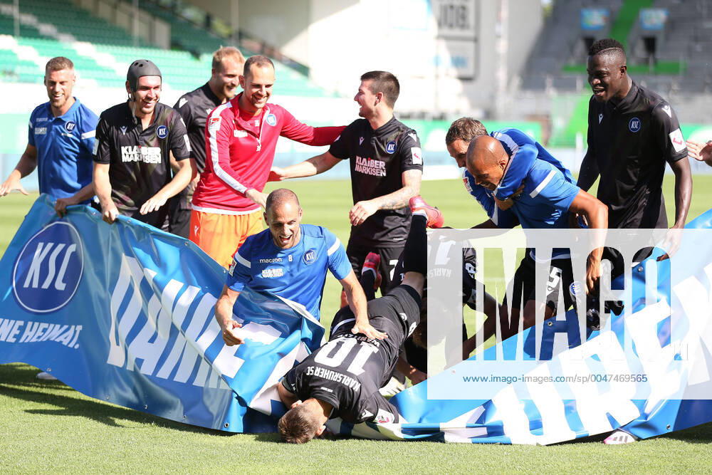 KW26 Der KSC feiert den Klassenerhalt nach dem Rückrundenspiel der Saison 2019 2020 zwischen SpVgg Greuther Fürth und dem Karlsruher Sportclub (1:2) in Fürth; 28 06 2020 -