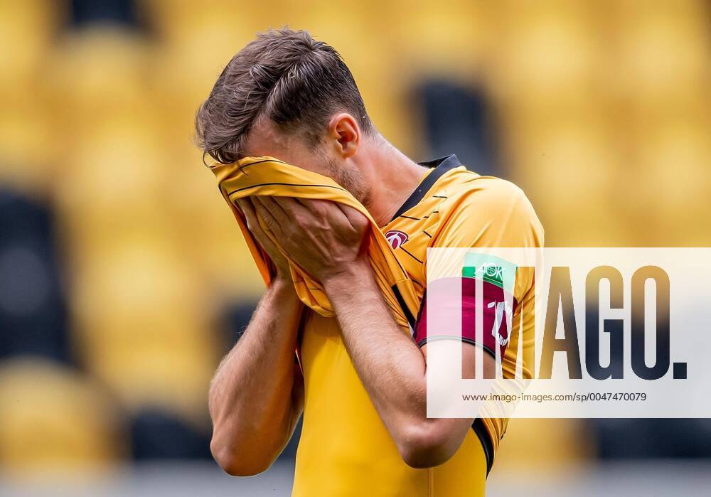 Dresden, Fussball 2. Bundesliga, 34. Spieltag: SG Dynamo Dresden - VfL Osnabrueck: Dresdens Florian Ballas fassungslos.