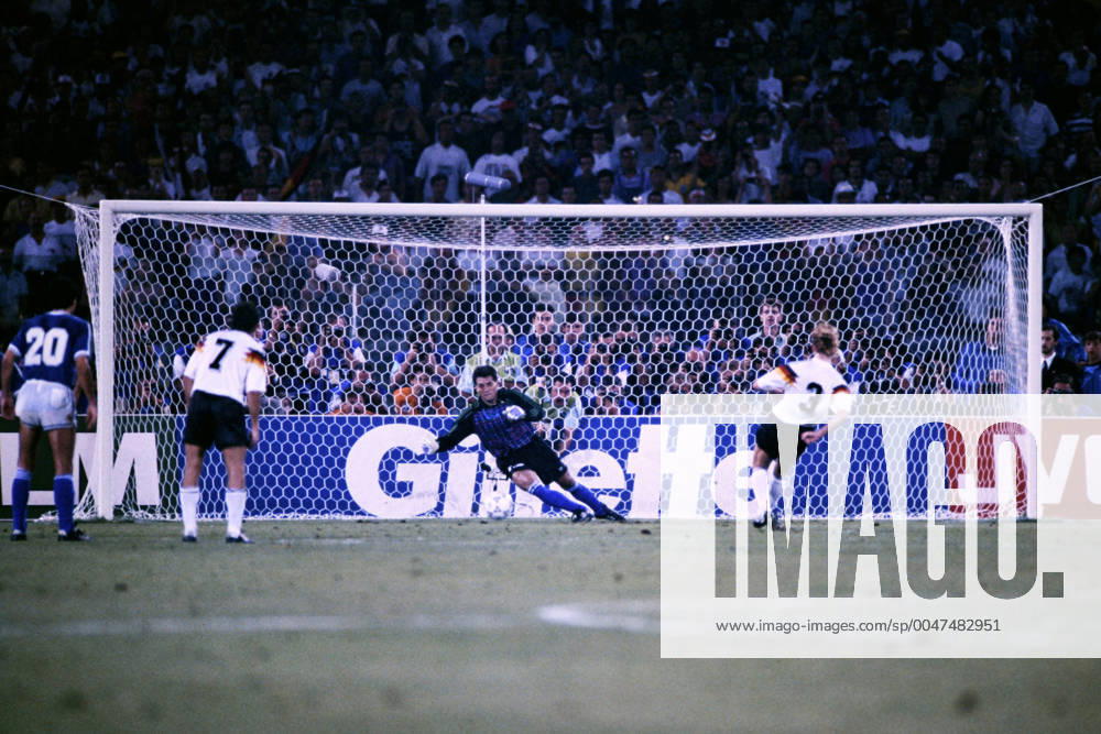 BREHME Andreas Team Deutschland verwandelt den 11m fuer Deutschland gegen Torwart Sergio Goycochea Team Deutschland Weltmeister FIFA Fussball Weltmeisterschaften 1990 in Italien Finale Deutschland - Argentinien 1 : 0 am 08.07. 1990 in Rom
