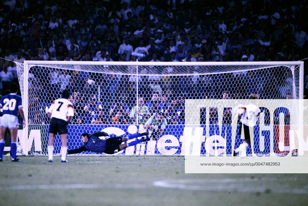BREHME Andreas Team Deutschland verwandelt den 11m fuer Deutschland gegen Torwart Sergio Goycochea Team Deutschland Weltmeister FIFA Fussball Weltmeisterschaften 1990 in Italien Finale Deutschland - Argentinien 1 : 0 am 08.07. 1990 in Rom