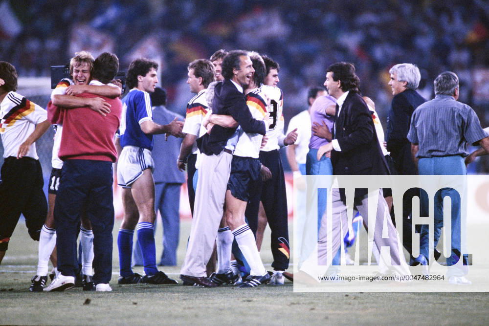 BECKENBAUER Franz Trainer Team Deutschland mit Pressesprecher NIERSBACH Wolfgang bei der Siegesfeier auf dem Spielfeld Team Deutschland Weltmeister FIFA Fussball Weltmeisterschaften 1990 in Italien Finale Deutschland - Argentinien 1 : 0 am 08.07. 1990 in Rom