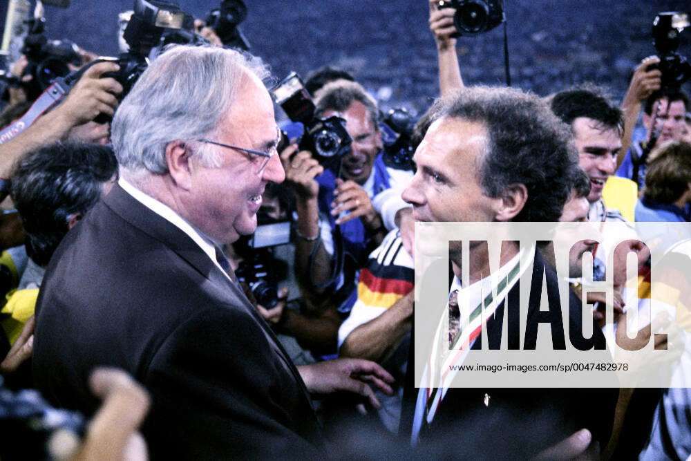 BECKENBAUER Franz Trainer Team Deutschland mit Bundeskanzler KOHL Helmuth bei der Siegesfeier auf dem Spielfeld Team Deutschland Weltmeister FIFA Fussball Weltmeisterschaften 1990 in Italien Finale Deutschland - Argentinien 1 : 0 am 08.07. 1990 in Rom