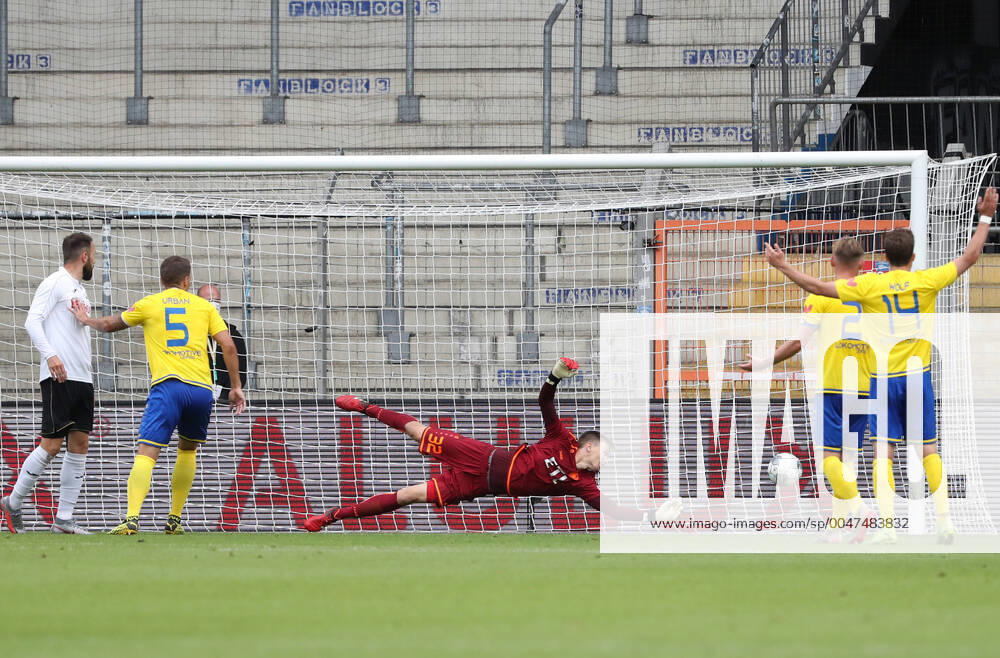Bilder des Jahres 2020, Sport 06 Juni Verl - Lok Leipzig 30.06.2020 Bielefeld, 30.06.2020, Bielefelder Alm, Fussball, Regionalliga, Relegation, Rückspiel um den Aufstieg in die 3.Liga , SC Verl vs 1.FC Lokomotive Leipzig , Im Bild: Tor für Verl zum 1:1 Ausgleich. Torwart Fabian Guderitz (32, Lok) kann den Schuss von Ron Schallenberg (6, Verl) nicht parieren. , DFB regulations prohibit any use of photographs as image sequences and or quasi-video. ,