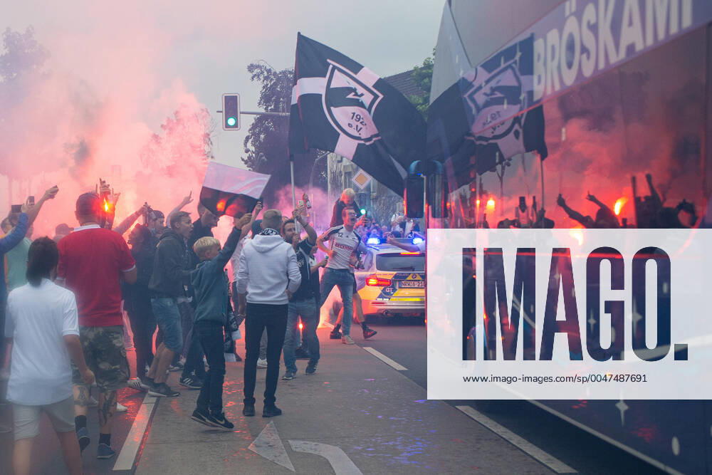 Bilder des Jahres 2020, Sport 06 Juni 30.06.2020 - Fußball, 2019 2020, Aufstiegsfeier nach Drittligaaufstieg des SC Verl: Nach dem Aufstiegsspiel des SC Verl gegen 1. FC Lokomotive Leipzig und dem damit verbundenen Aufstieg in die 3. Liga feiern Fans ihre Mannschaft. Im Bild: Fans mit bengalischem Feuer. Foto: Noah Wedel Verl Nordrhein-Westfalen Deutschland