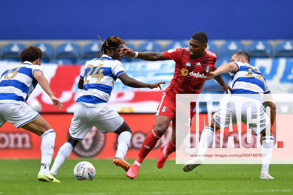 Bilder des Jahres 2020, Sport 06 Juni Football - 2019 2020 Sky Bet (EFL) Championship - Queens Park Rangers vs. Fulham Fulham s Ivan Cavaleiro battles with Queens Park Rangers Ebere Eze and Dominic Ball, at Kiyan Prince Foundation Stadium (Loftus Road). COLORSPORT ASHLEY WESTERN
