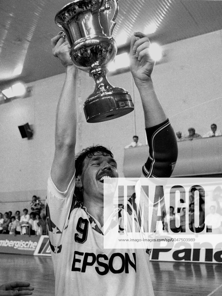 2. IHF Pokalfinale ASK Vorwärts Frankfurt Oder-Turu Düsseldorf Frank Harting mit Pokal