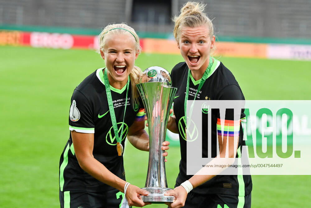 Pernille Harder (Wolfsburg, 22) feiert zusammen mit Alexandra Popp (Alex Popp, Wolfsburg, 11) und dem DFB Pokal, 04.07.2020, Köln (Deutschland), Fussball, DFB Pokalfinale der Frauen - VFL Wolfsburg - SGS Essen, DFB DFL REGULATIONS PROHIBIT ANY USE OF PHOTOGRAPHS AS IMAGE SEQUENCES AND OR QUASI-VIDEO.