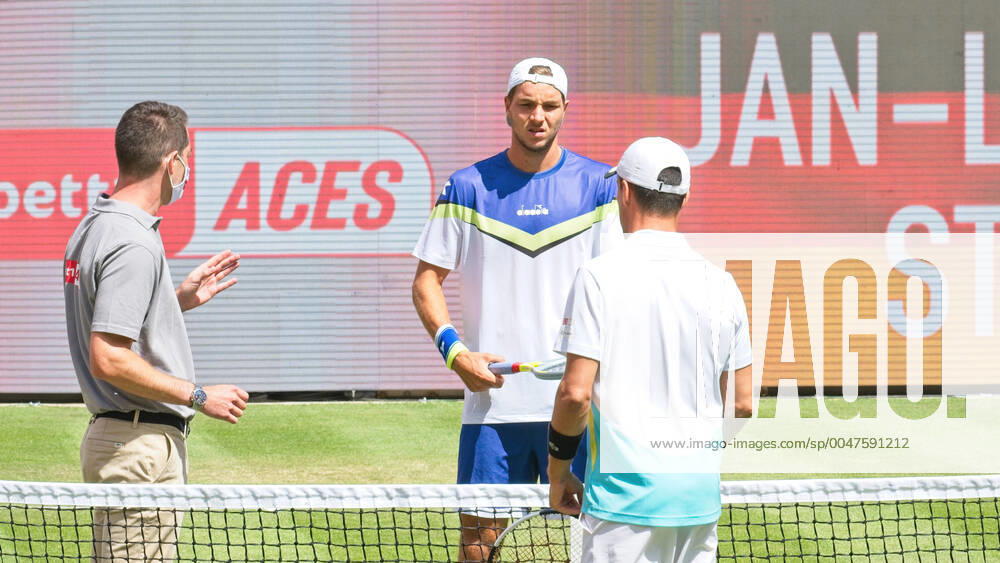 Begruessung Jan-Lennard Struff und dem Spanier Roberto Bautista Agut, Tennis bett1aces - im LTTC Rot-Weiss e.V. - Steffi Graf Stadion, 13.07.2020, GER, Berlin, Tennis bett1aces , 13.07.2020 Berlin