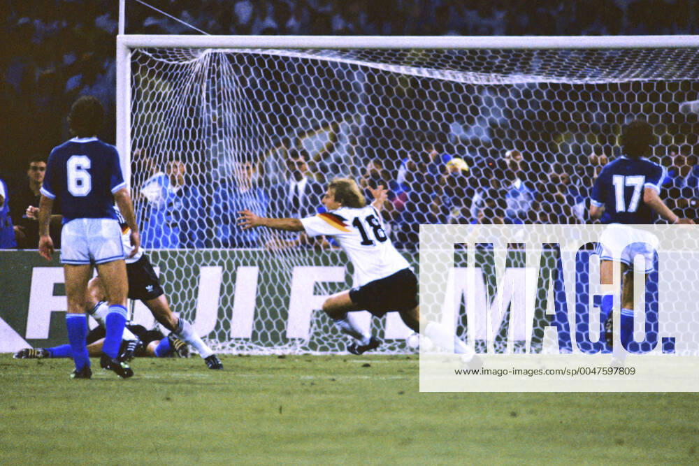 BREHME Andreas Team Deutschland verwandelt den 11m fuer Deutschland gegen Torwart Sergio Goycochea Team Deutschland Weltmeister FIFA Fussball Weltmeisterschaften 1990 in Italien Finale Deutschland - Argentinien 1 : 0 am 08.07. 1990 in Rom
