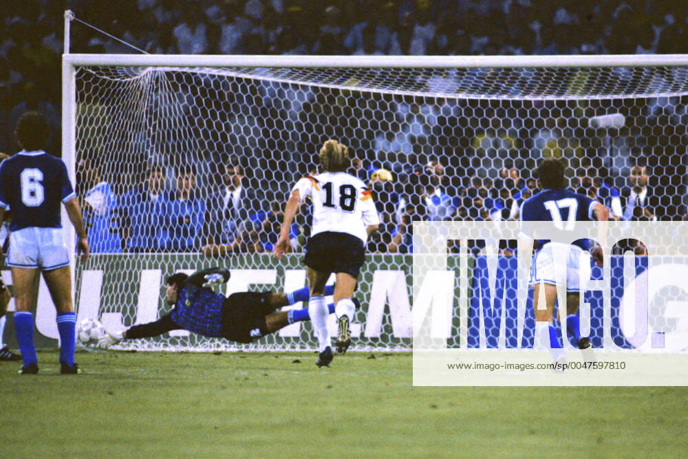 BREHME Andreas Team Deutschland verwandelt den 11m fuer Deutschland gegen Torwart Sergio Goycochea Team Deutschland Weltmeister FIFA Fussball Weltmeisterschaften 1990 in Italien Finale Deutschland - Argentinien 1 : 0 am 08.07. 1990 in Rom