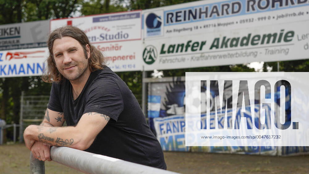 Hänsch-Arena, Meppen, GER, 3. Liga, Pressekonferenz, Vorstellung des neuen Trainers Torsten Frings, der neue Trainer im Stadion, im Hintergrund das Fanprojekt, DFL REGULATIONS PROHIBIT ANY USE OF PHOTOGRAPHS AS IMAGE SEQUENCES AND OR QUASI-VIDEO. Meppen Niedersachsen Germany Hänsch-Arena
