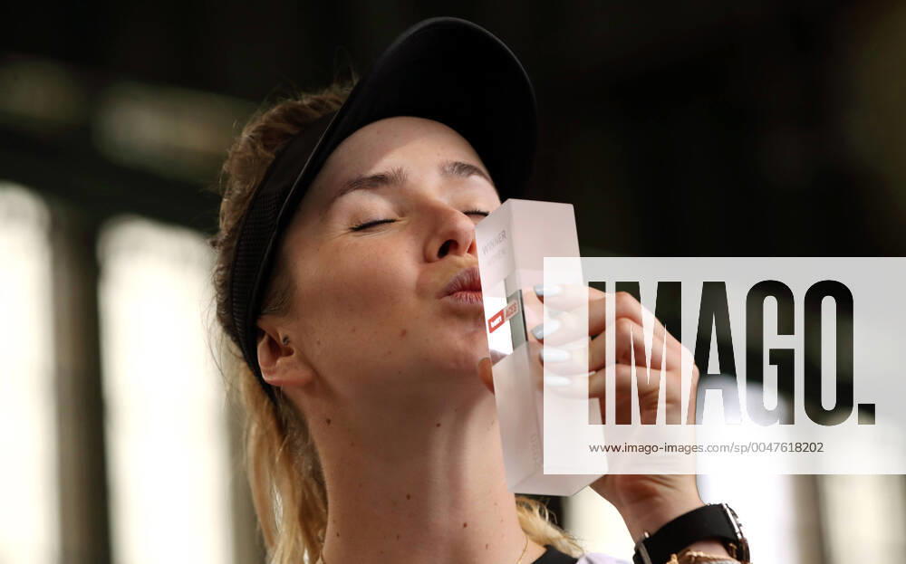 KW29 Siegerin Gewinnerin Elina Svitolina (UKR) mit Pokal im Hangar 6 Flughafen-Tempelhof Tennis bett1Aces Damen Saison 2019 2020 17.07.2020