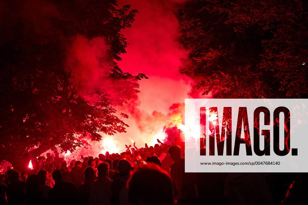 KW30 AGF fans fejrer bronzemedaljerne med fyrvaerkeri paa Raadhuspladsen i Aarhus, soendag den 26. juli 2020. AGF vinder sine foerste medaljer i 23 aar. Det blev til bronze, efter det soendag blev til et 0-1-nederlag til Broendby i sidste runde af mesterskabsspillet af Superligaen.. , Aarhus