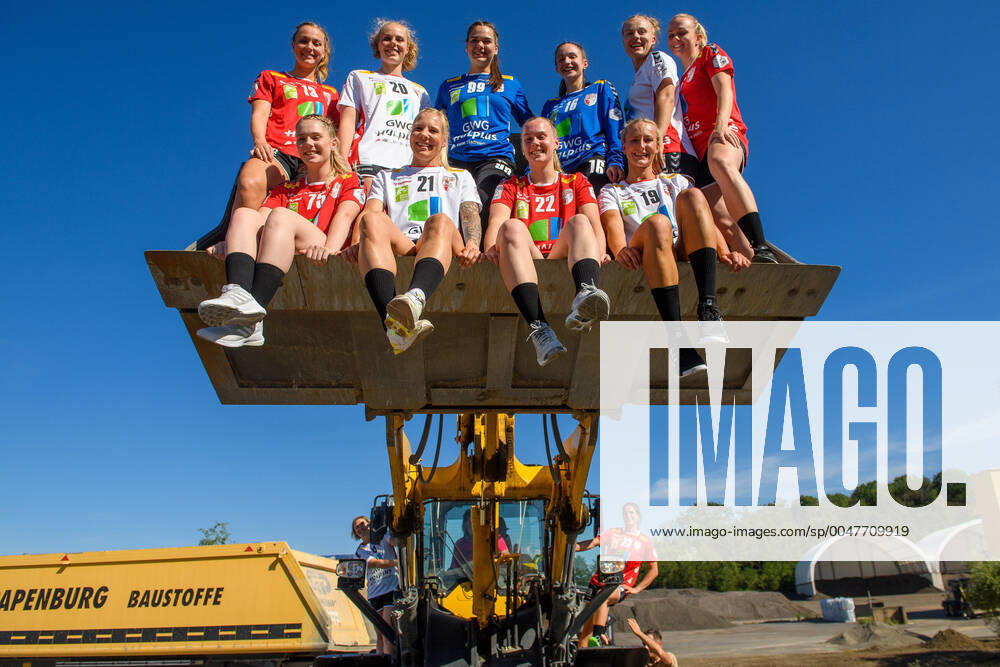 KW31 Mannschaftsfotos und Porträts in einem Kieswerk eines Sponsor SV Union Halle-Neustadt (Wildcats) Handball 1.Bundesliga - Saison 2020 2021