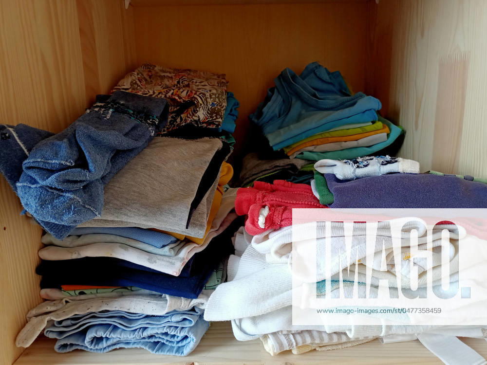 Kinderkleidung in einer Schublade, bereit zum Anziehen.
