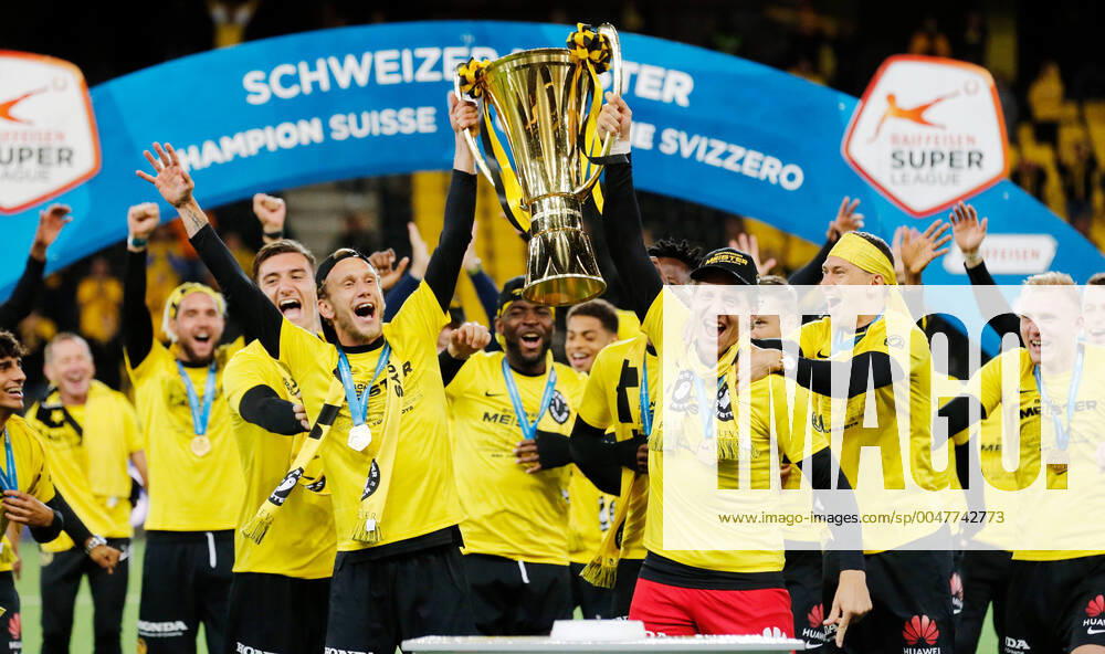 KW32 Foto Manuel Geisser 03.8.2020 Bern : Wankdorf Stadion Saison 2019 2020 Herren Fussball Super League BSC Young Boys Bern - FC St.Gallen Fabian Lustenberger und Torwart Marco Wölfli mit Pokal BSC Young Boys Bern Schweizer Meister 2019 2020