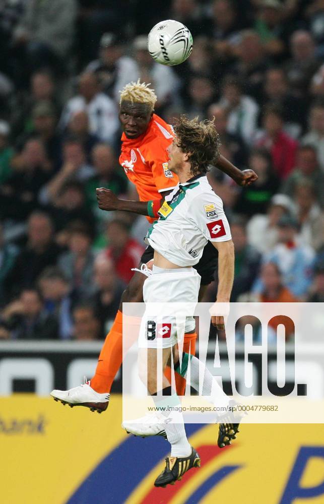 Mönchengladbach, Deutschland, 1.Fussball Bundesliga - Saison 2009 2010, Borussia Mönchengladbach - FSV Mainz 05, Der Mainzer Aristide Bance (li.) gegen Gladbachs Roel Brouwers