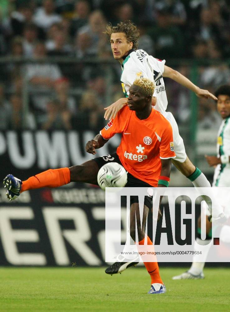 Mönchengladbach, Deutschland, 1.Fussball Bundesliga - Saison 2009 2010, Borussia Mönchengladbach - FSV Mainz 05, Gladbachs Roel Brouwers gegen den Mainzer Aristide Bance (li.) o0 Gladbach