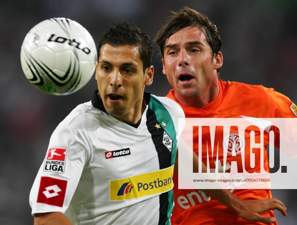 Mönchengladbach, Deutschland, 1.Fussball Bundesliga - Saison 2009 2010, Borussia Mönchengladbach - FSV Mainz 05, Der Mainzer Zsolt Löw (re.) gegen Gladbachs Karim Matmour o0 Gladbach