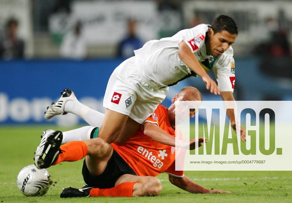 Mönchengladbach, Deutschland, 1.Fussball Bundesliga - Saison 2009 2010, Borussia Mönchengladbach - FSV Mainz 05, Der Mainzer Miroslav Karhan gegen Gladbachs Karim Matmour (li.) o0 Gladbach
