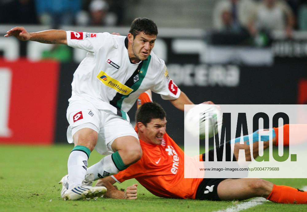 Mönchengladbach, Deutschland, 1.Fussball Bundesliga - Saison 2009 2010, Borussia Mönchengladbach - FSV Mainz 05, Gladbachs Raul Bobadilla (li.) erzielt gegen den Mainzer Peter van der Heyden das 1:0 o0 Gladbach
