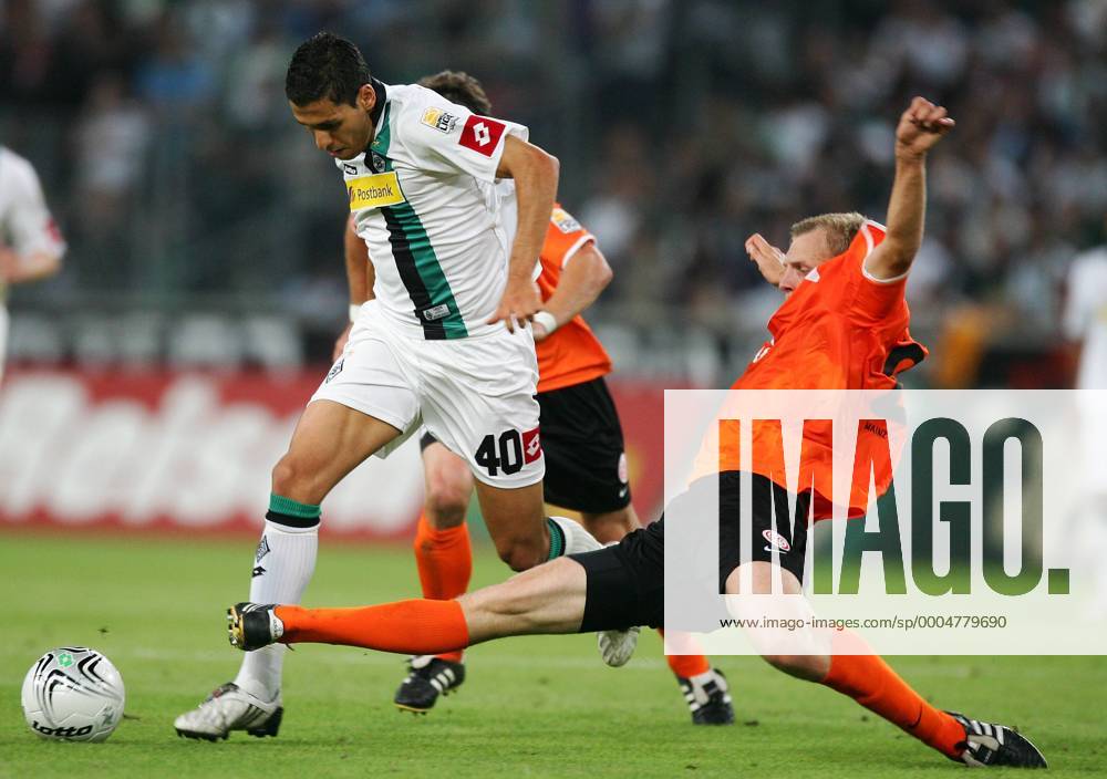 Mönchengladbach, Deutschland, 1.Fussball Bundesliga - Saison 2009 2010, Borussia Mönchengladbach - FSV Mainz 05, Der Mainzer Bo Svensson (re.) gegen Gladbachs Karim Matmour o0 Gladbach