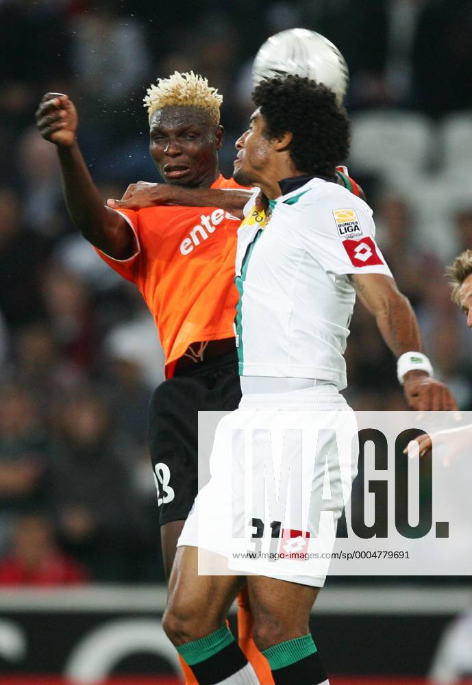Mönchengladbach, Deutschland, 1.Fussball Bundesliga - Saison 2009 2010, Borussia Mönchengladbach - FSV Mainz 05, Der Mainzer Aristide Bance (li.) gegen Gladbachs Dante o0 Gladbach